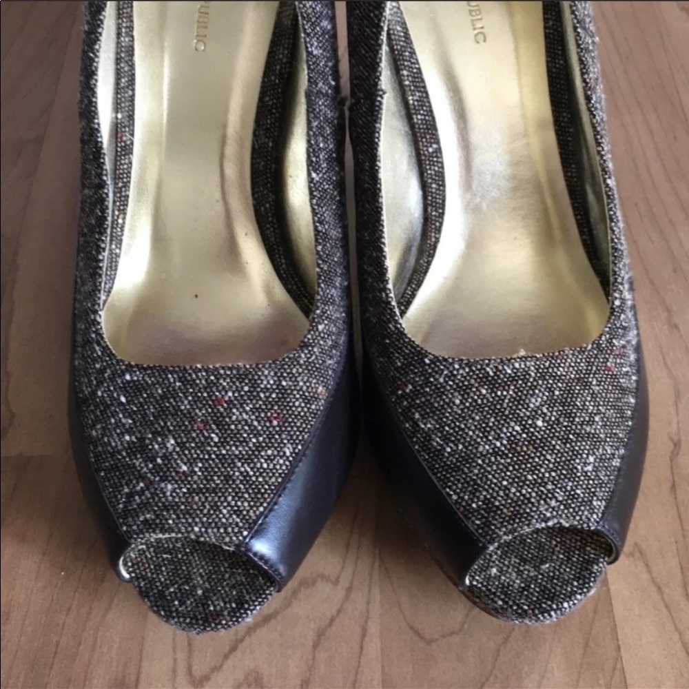 BANANA REPUBLIC TWEED/LEATHER PUMPS - Picture 3 of 7